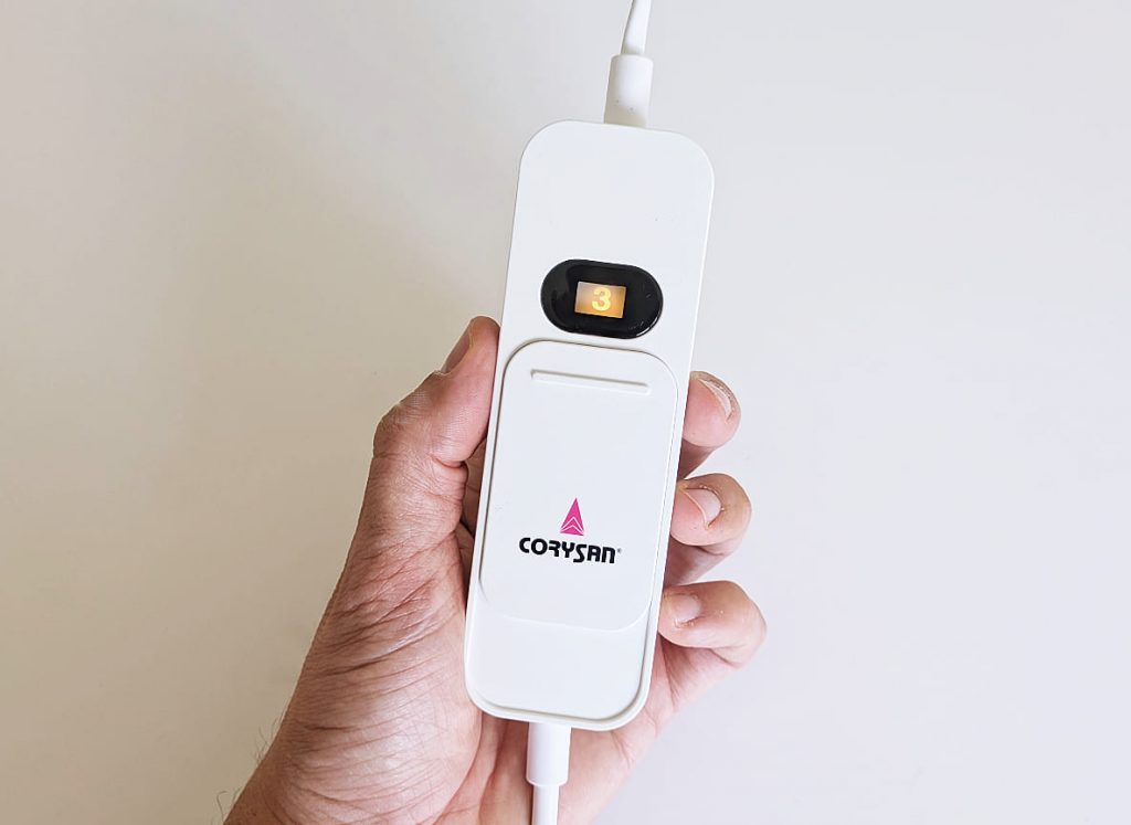 Mando regulador del calienta pies eléctrico de Corysan con nivel 3 seleccionado