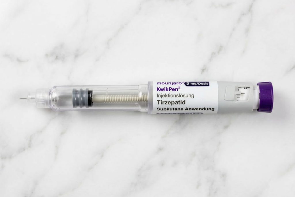 Pluma inyectable Mounjaro KwikPen de tirzepatida 5 mg para administración subcutánea semanal sobre fondo neutro