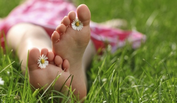 foot_feet_grass_girl
